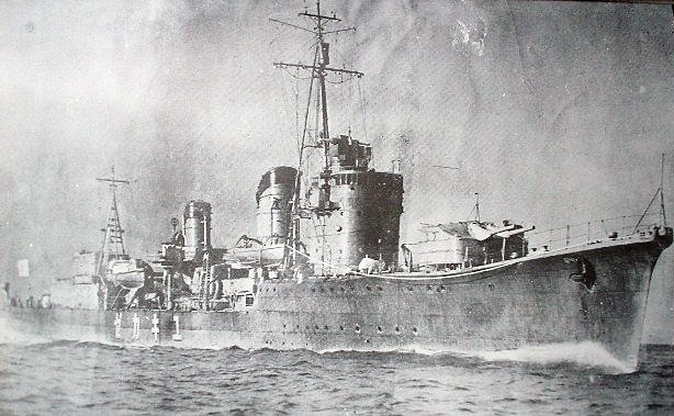 Archival photo of IJN destroyer Yukikaze underway (NH 73052), used as a reference for hull plating seams and the line patterns visible along the ship’s side (often described as weld lines in modeling).