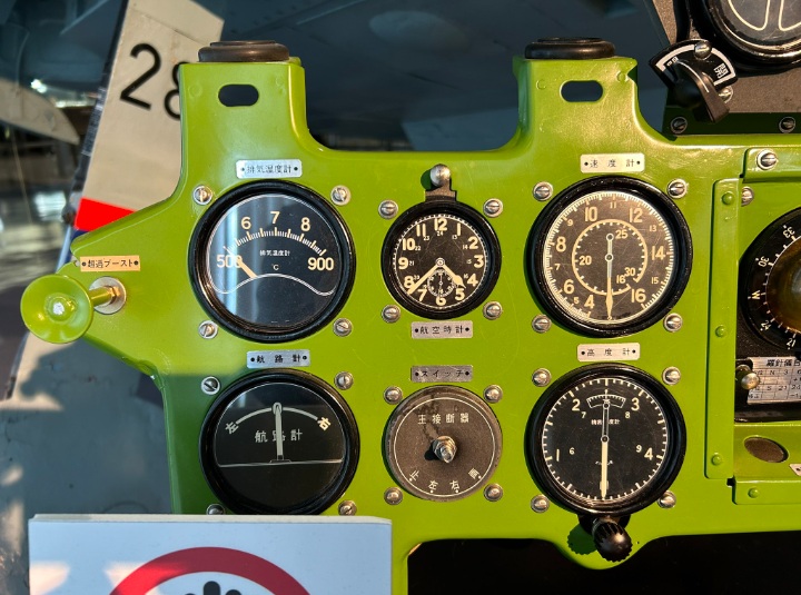Aircraft instrument panel with aviation clock that inspired the Zuiun watch stand