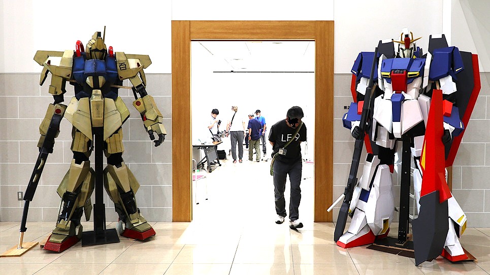 Large mobile suit models displayed at the entrance of the Okahobi 2026 model exhibition